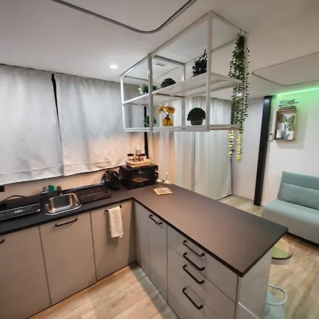 Blue Lagoon Houseboat Hotel en barco Castelletto sopra Ticino