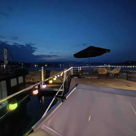 Blue Lagoon Houseboat Hotel en barco